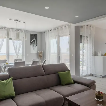 Villa Luna With Swimming Pool Privlaka (Zadar)