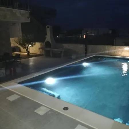 Luna With Swimming Pool