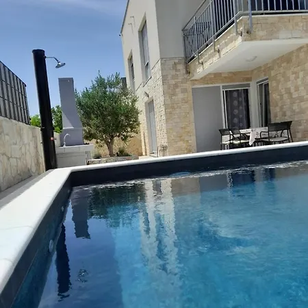 Luna With Swimming Pool * Privlaka (Zadar)